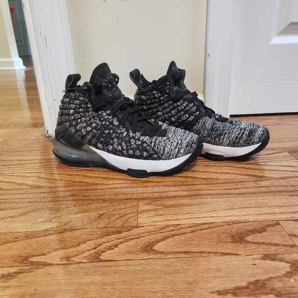 EUC Nike Lebron- size 6Y=women's size 7.5, black and white marl pattern - Picture 5 of 5